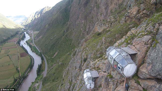 Szikla oldalára épült üvegkapszulákban pihenhettek a bátor perui turisták