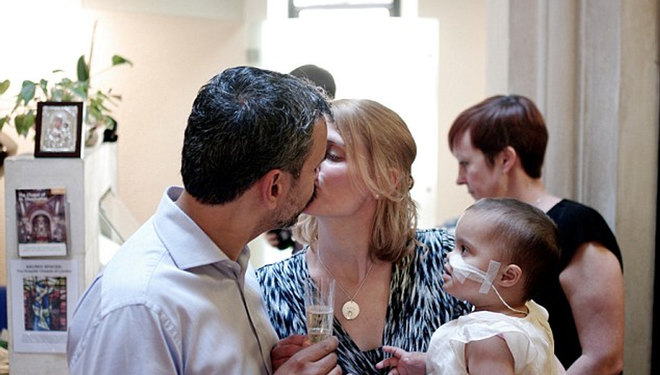 Szívszorító! Leukémiás kislányuk előtt házasodtak össze szülei a kórházban