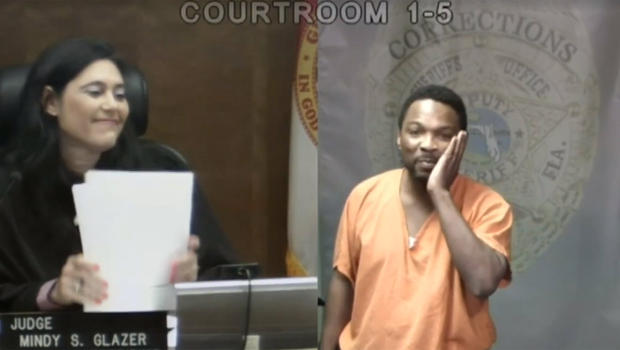 Elsírta magát az elítélt, mikor a bírónő felismerte benne egykori osztálytársát – videó