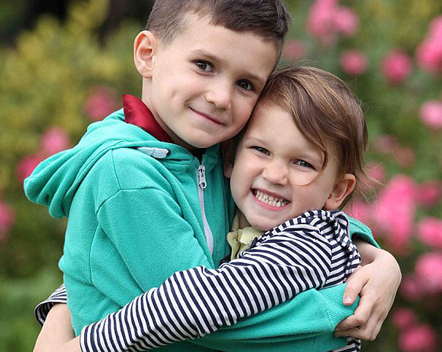 Szívszorító! 4 éves kislány csontvelője menti meg bátyja életét