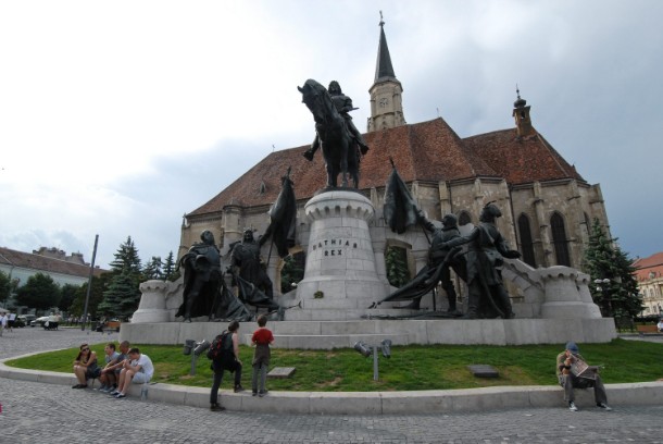Festékkel összekenték a kolozsvári Mátyás király szoborcsoport talapzatát