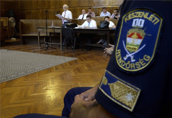 Rendőri vezetők pere - Gergényi Péter felmentését kérte védője