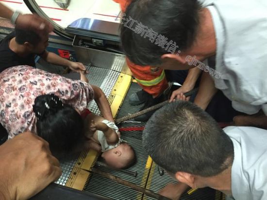 Mozgólépcsőbe szorult be az 1 éves gyerek karja Kínában