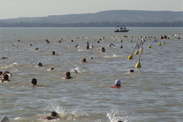 Eltűnt embert keresnek Balatonfürednél a tóban