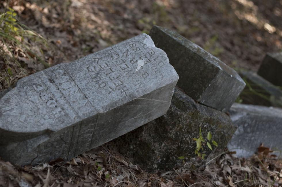 Sírokat rongáltak meg egy miskolci temetőben