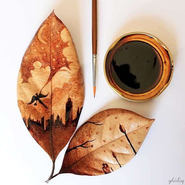 Kávéval fest levélre a tehetséges művész