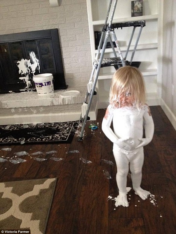 Belemászott egy vödör festékbe a 2 éves kislány- képek