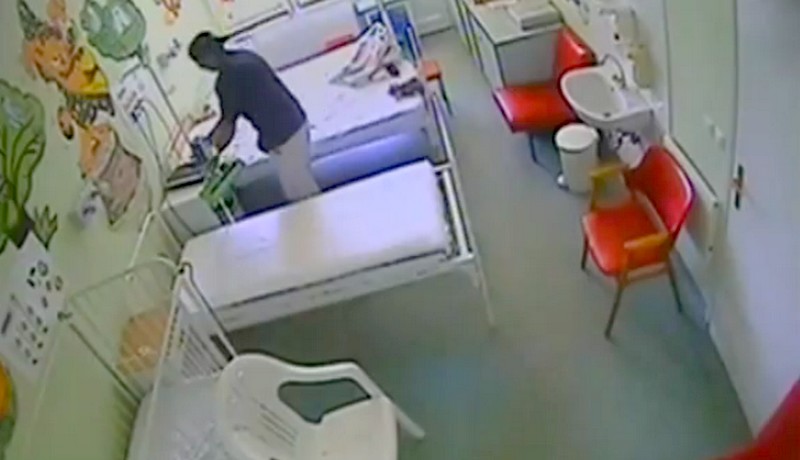 Figyelem! A rendőrség keresi a felvételen lévő férfit, aki egy kórházban fekvő gyerek laptopját lopta el