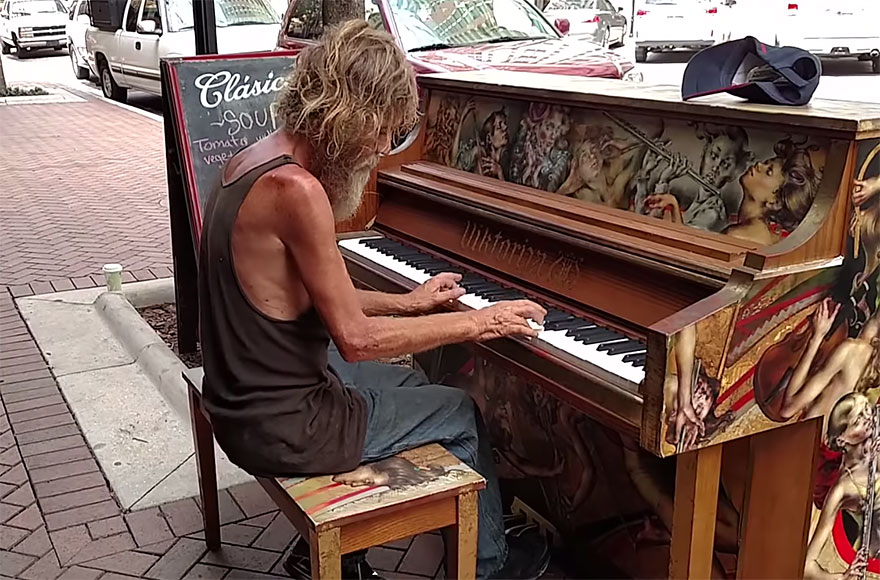 Egy hajléktalan kezdett el játszani a kültéri zongorán, és mindenkit elbűvölt