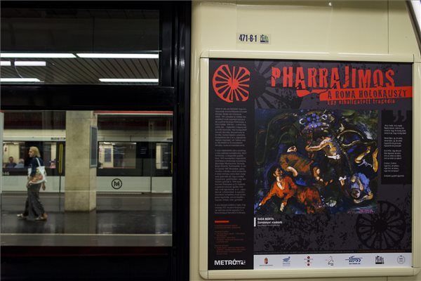 A roma holokausztra emlékező kiállítás nyílt a budapesti metrószerelvényekben