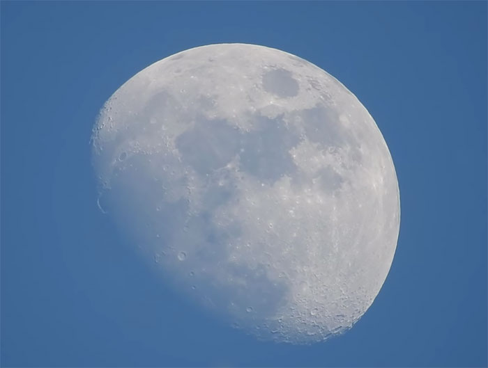 Egy csodálatos fényképezőgéppel láthatjuk a Hold mozgását