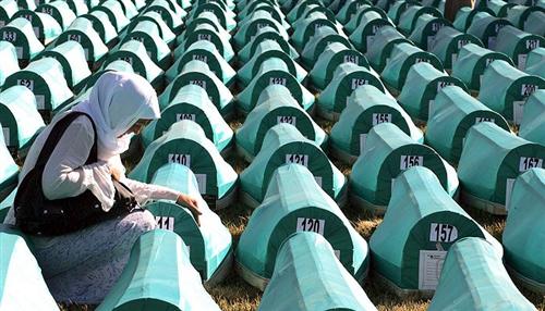 Srebrenicai mészárlás – Szarajevó és az EU is a szerb miniszterelnököt ért incidens kivizsgálását követeli