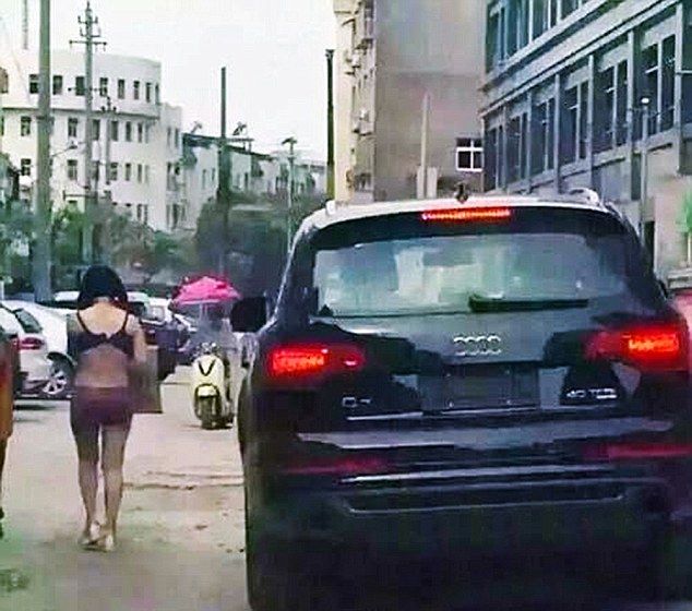 Így szégyenítette meg nyilvánosan hűtlennek gondolt feleségét a kínai férfi – fotó