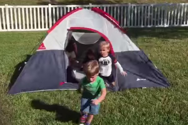 Ez történik, amikor gyerekek egymás után szaladnak ki egy sátorból- videó