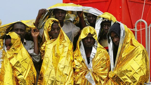 Illegális bevándorlás - Több száz bevándorlót szállító hajó borult fel a tengeren Líbiánál