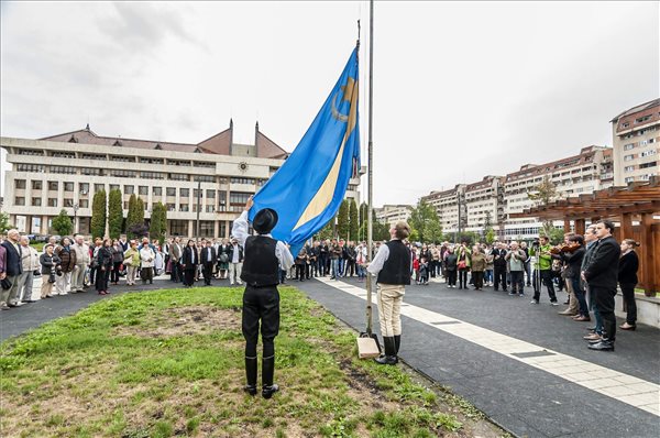 Augusztus 20. - Kolozsváron megszegték a Kárpát-medence kenyerét, Csíkszeredában felvonták a székely zászlót