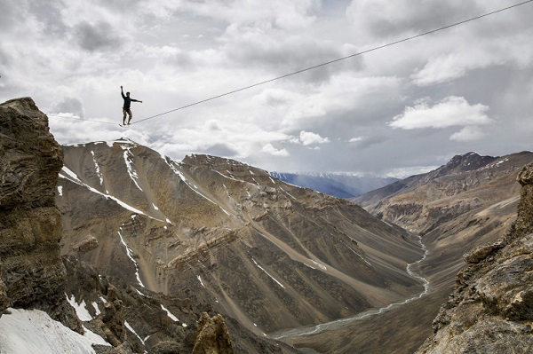 A rossz időjárás ellenére született meg a magyar highline magassági világrekord Indiában