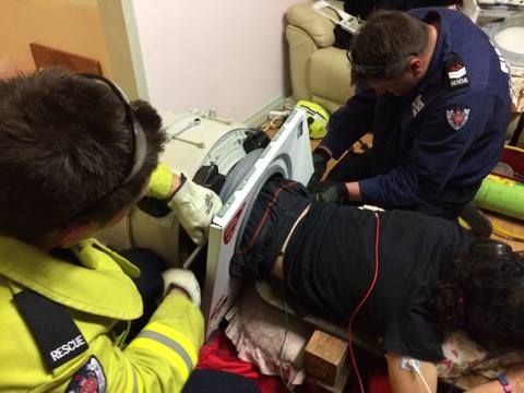 Elöltöltős mosógépbe ragadt férfit mentettek ki a tűzoltók