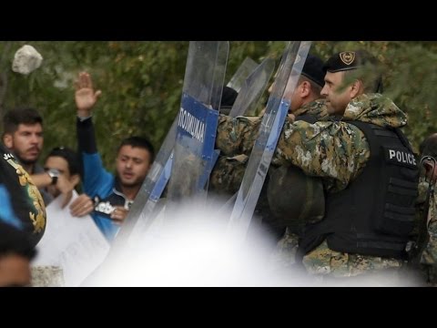 Így verte szét a macedón határt újabban több ezer illegális bevándorló – videó 18+