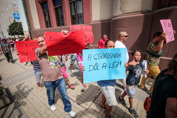 Elmaradt bérükért tüntettek ESZOSZ-alkalmazottak Debrecenben
