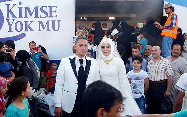 4000 szíriai menekültet vendégelt meg a török házaspár az esküvőjén – videó