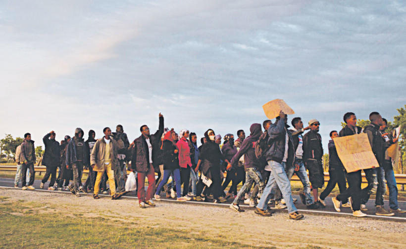 1000 agresszív felfegyverkezett migráns rontott a magyar határnak Allah Akbar felkiáltással!?!