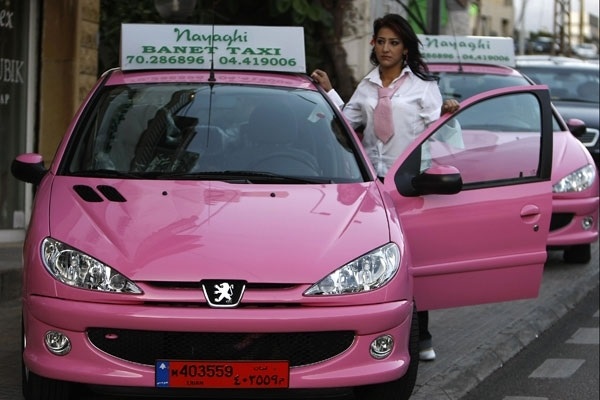 Pink taxival utazhatnak a nők Kairóban