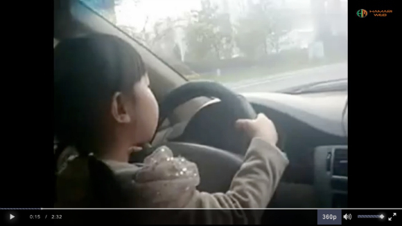 Óvodás gyerek vezetett a forgalomban, a szülők dicsekvésből feltették a netre – videó
