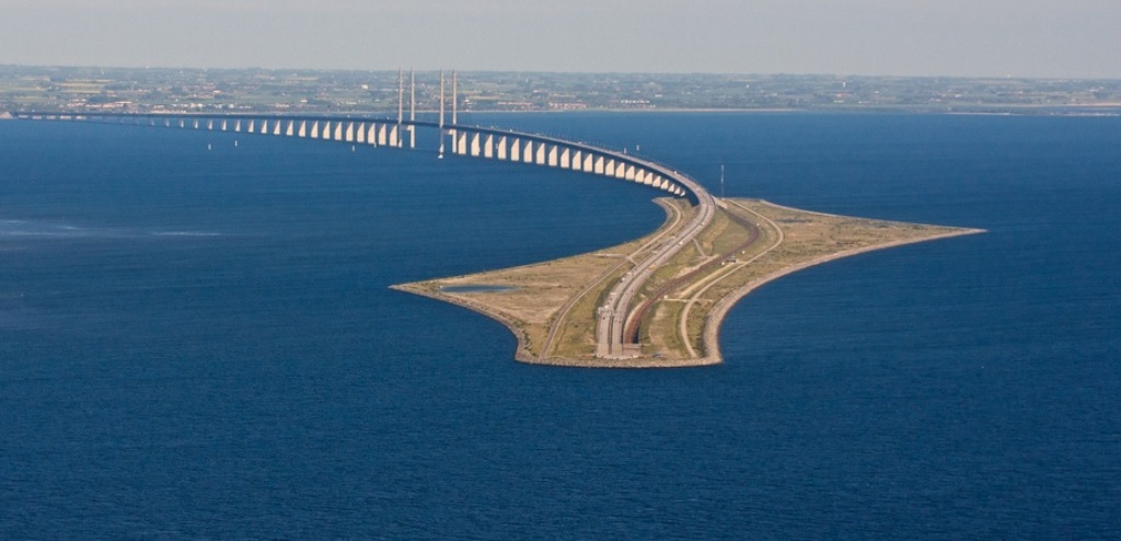 A világ legegyedibb hídja köti össze Dániát Svédországgal
