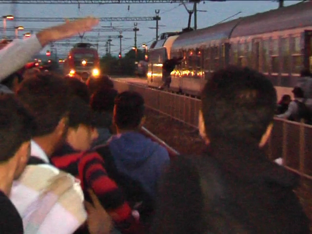 Biatorbágyon egy csapat illegális bevándorlón majdnem átszáguldott a vonat - videó