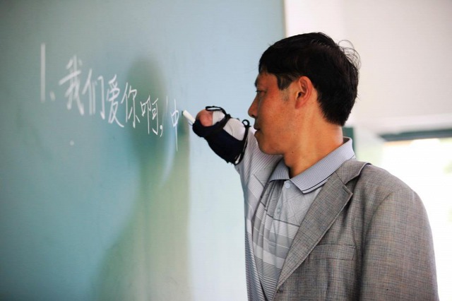 Kezek nélkül tanítja a diákokat egy kínai tanár