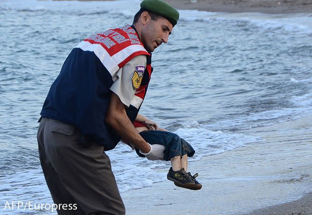Sokkoló fotó egy megfulladt menekült kisgyerekről, amely megrázta a világot – 18+