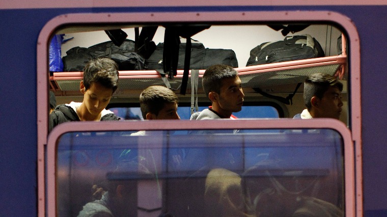 Illegális bevándorlás - Hajnal óta már több vonat elindult az osztrák határ felé