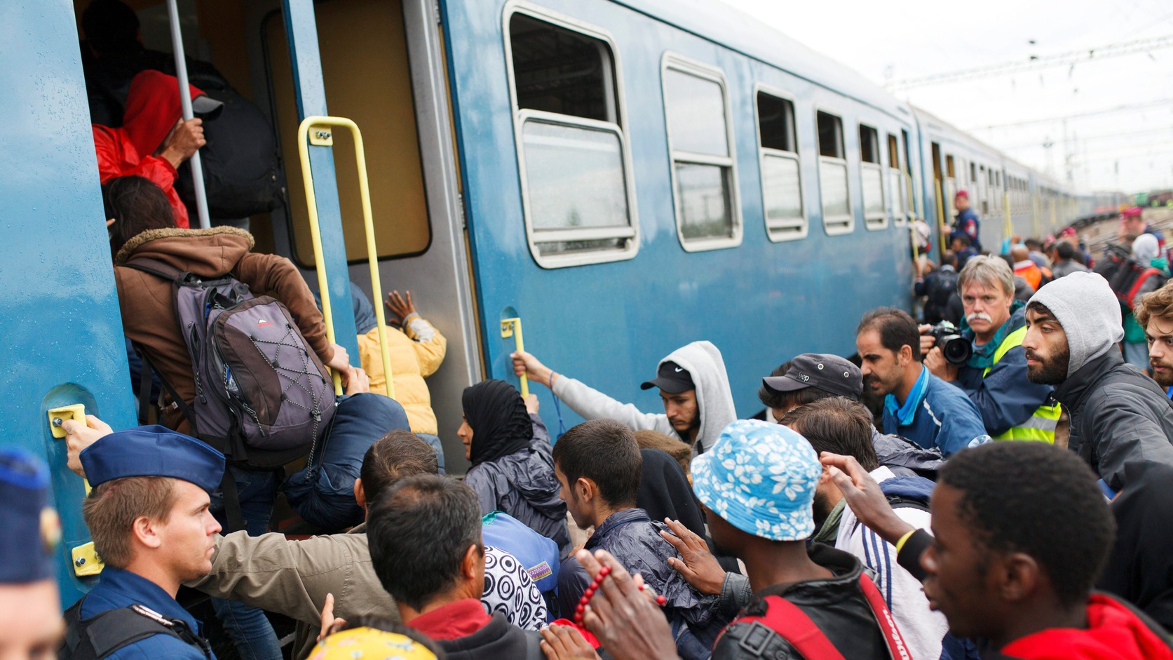 Zákányba újabb migránscsoport érkezett, két férfit leszállítottak a rendőrök a vonatról