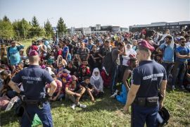 Illegális bevándorlás - Letenyén tasakos vizet csomagolnak a migránsoknak