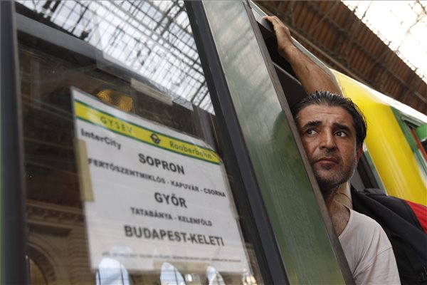 Illegális bevándorlás - A bécsi rendőrség ellenőrzés nélkül továbbengedi az osztrák fővárosba érkező menekülteket
