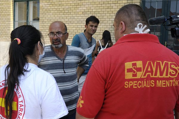 Illegális bevándorlás - Folyamatosan látják el a határsértőket a speciális mentők