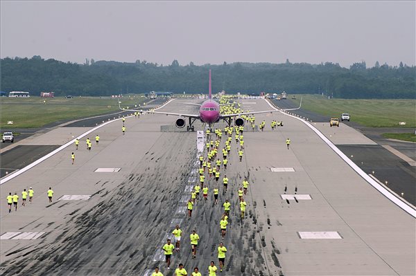 Rekordszámú versenyzőt várnak a repülőtéri futóversenyre