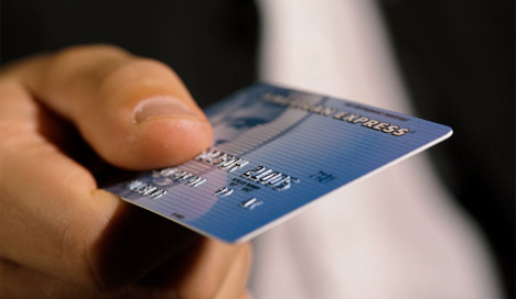 Egyre többen fizetik be bankkártyával a csekkeket
