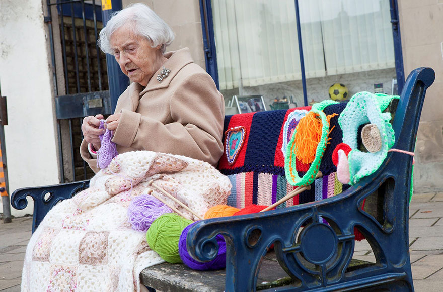 104 éves dédmama horgolásaival árasztja el az utcát