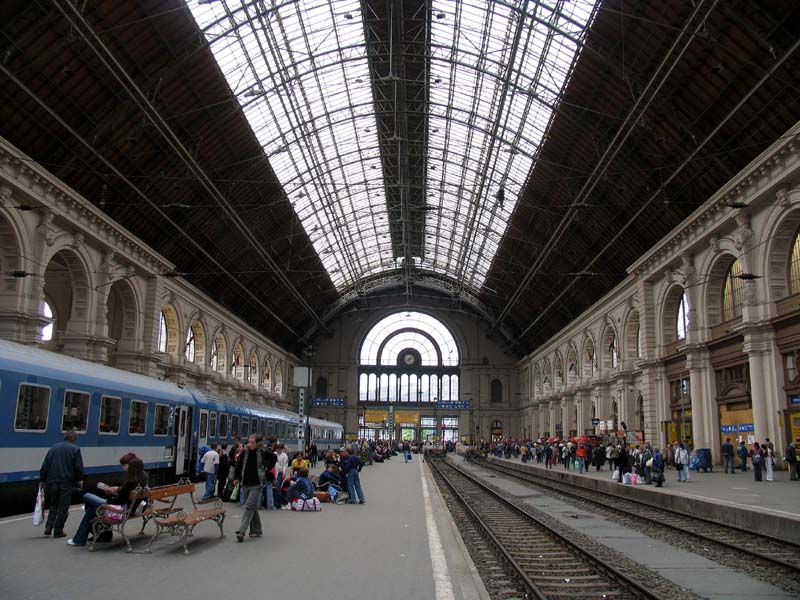 Illegális bevándorlás - Folyamatosan indulnak a vonatok a Keleti pályaudvarról