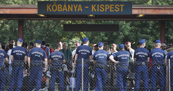 Illegális bevándorlás - Sínek mentén tiltakoznak migránsok Kőbánya-Kispesten