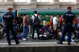 Illegális bevándorlás - Vasárnap délig több mint kétezren szálltak vonatra a Keleti pályaudvaron
