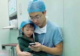 Megható fotó - így nyugtatta meg a sebész a 2 éves kislányt a szívműtét előtt