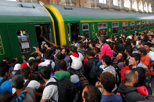 Illegális bevándorlás - Csaknem négyezer migráns kelt át az osztrák-magyar határon csütörtök hajnalban