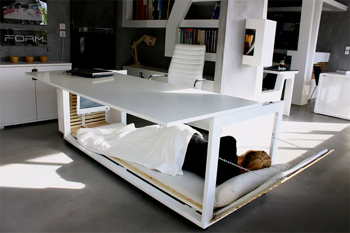Egy asztal, amely ággyá alakítható, ha elfáradtál munka közben