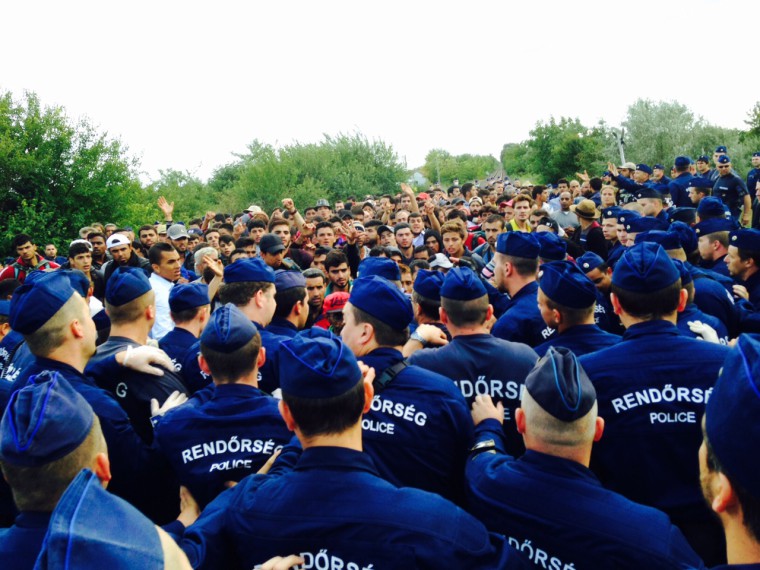 Illegális bevándorlás - Soltész: a rendőrség munkatársai emberségesen bánnak a migránsokkal