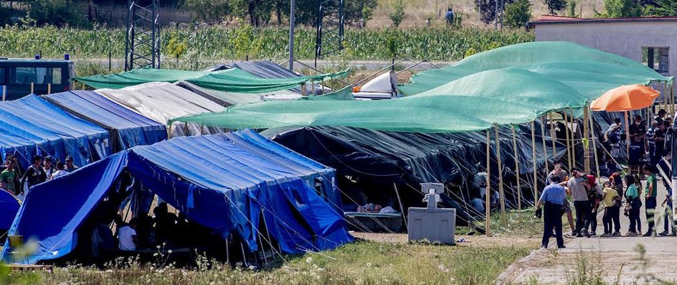 Illegális bevándorlás - Sátortábort építettek a Romániába érkező migránsoknak Temes megyében