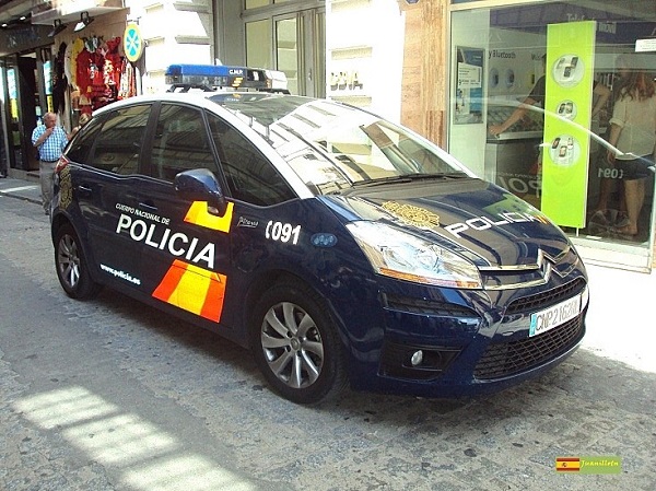 Autó műszerfala mögé rejtve próbáltak Spanyolországba csempészni egy afrikai férfit