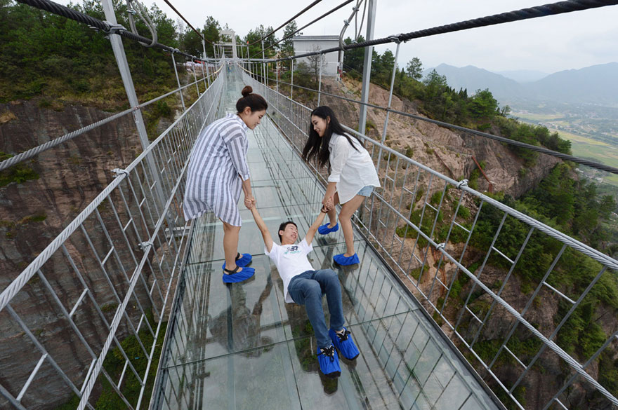 A világ leghosszabb üveghídján nem mernek átmenni a turisták